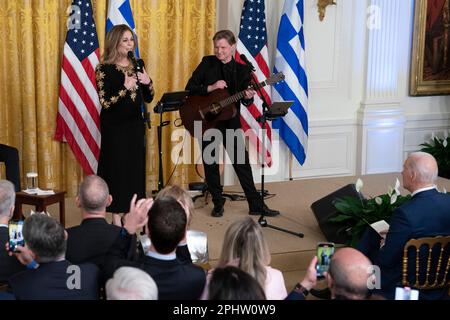 Washington, DC. 29th Mar, 2023. L'attrice di Rita Wilson, produttore e cantante/cantautrice, si esibisce in un ricevimento che celebra la Giornata dell'Indipendenza greca presso la Casa Bianca di Washington, DC, il 29 marzo 2023. Credit: Chris Kleponis/CNP/dpa/Alamy Live News Foto Stock