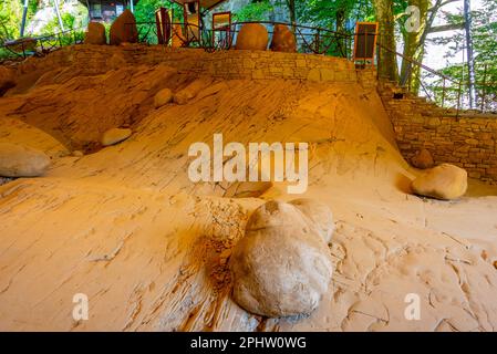 Buche sul ghiacciaio nel giardino del ghiacciaio nella città svizzera di Lucerna. Foto Stock