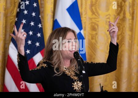 Washington, DC. 29th Mar, 2023. L'attrice di Rita Wilson, produttore e cantante/cantautrice, si esibisce in un ricevimento che celebra la Giornata dell'Indipendenza greca presso la Casa Bianca di Washington, DC, il 29 marzo 2023. Credit: Chris Kleponis/CNP/dpa/Alamy Live News Foto Stock