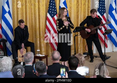 Washington, DC. 29th Mar, 2023. L'attrice di Rita Wilson, produttore e cantante/cantautrice, si esibisce in un ricevimento che celebra la Giornata dell'Indipendenza greca presso la Casa Bianca di Washington, DC, il 29 marzo 2023. Credit: Chris Kleponis/CNP/dpa/Alamy Live News Foto Stock