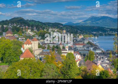 Lungomare del lago di Lucerna con una chiesa a Lucerna, Svizzera. Foto Stock