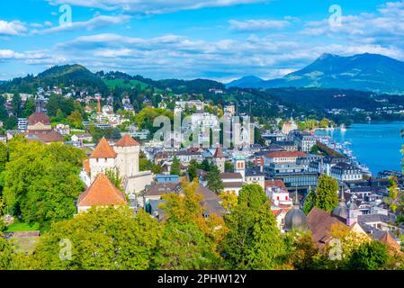 Lungomare del lago di Lucerna con una chiesa a Lucerna, Svizzera. Foto Stock