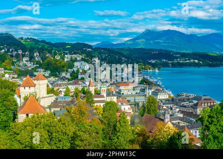 Lungomare del lago di Lucerna con una chiesa a Lucerna, Svizzera. Foto Stock