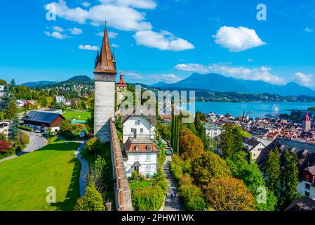 Fortificazione che domina la città vecchia di Lucerna, Svizzera. Foto Stock