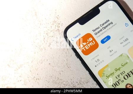 Gdansk, Polonia - Marzo 2023 Temu icona app in schermo di telefono cellulare iPhone Apple. Temu filiale della piattaforma cinese di e-commerce Pinduoduo. Shopping online sito web Temu Foto Stock