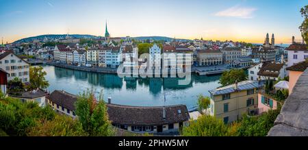 Vista panoramica al tramonto sulla città svizzera di Zurigo. Foto Stock