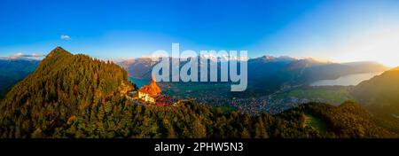 Panorama al tramonto di Harder Kulm in Svizzera. Foto Stock