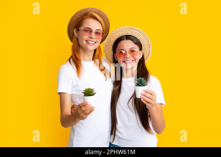 Madre e figlia figlio adolescente, giardinaggio piantando la pianta in vaso. Concetto di famiglia Foto Stock