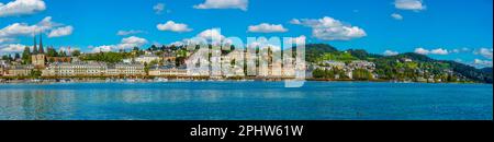 Lungomare del lago di Lucerna con una chiesa a Lucerna, Svizzera. Foto Stock