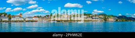 Lungomare del lago di Lucerna con una chiesa a Lucerna, Svizzera. Foto Stock