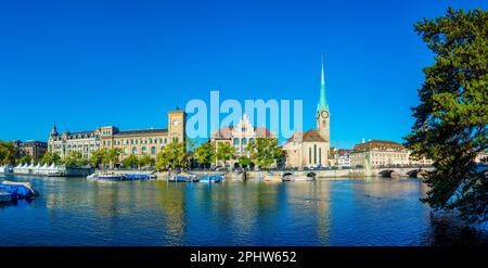 Vista panoramica del centro storico di Zürich con la famosa chiesa di Fraumünster e il fiume Limmat in una giornata di sole, in Svizzera. Foto Stock