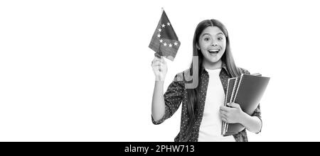 stupito bambino studiare all'estero. viaggiare e imparare la lingua straniera. ragazza teen tenere bandiera unione europea. Ritratto della studentessa scolastica, intestazione banner studio. Foto Stock