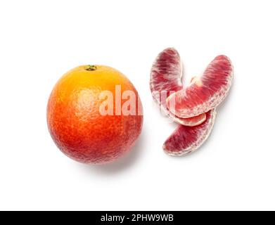 Frutti d'arancia a sangue intero con pezzi su fondo bianco Foto Stock