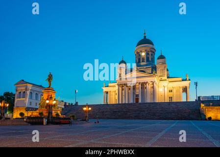 Vista all'alba della cattedrale e della statua di Alessandro II a Senaatintori - Piazza del Senato a Helsinki, Finlandia . Foto Stock