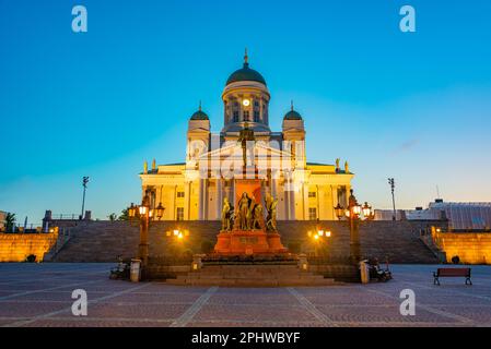 Vista all'alba della cattedrale e della statua di Alessandro II a Senaatintori - Piazza del Senato a Helsinki, Finlandia . Foto Stock