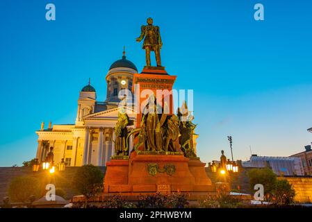 Vista all'alba della cattedrale e della statua di Alessandro II a Senaatintori - Piazza del Senato a Helsinki, Finlandia . Foto Stock
