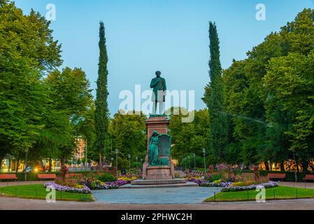 Statua di JL Runeberg, il poeta nazionale della Finlandia, nel viale del parco Esplanadi a Helsinki, Finlandia. Foto Stock