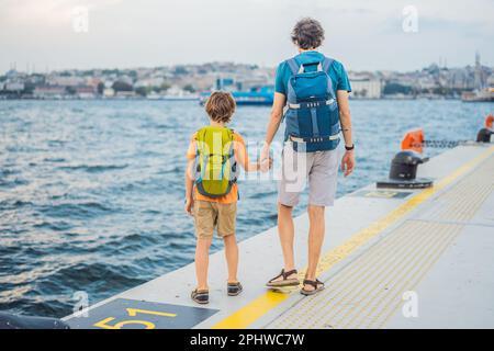 I turisti del padre e del ragazzo godendo la vista dell'area del porto di Galatport, il porto delle navi da crociera di Istanbul di recente apertura nel 2021, situato sulle rive della Galata, Karakoy in Foto Stock