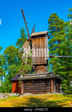 Mulino a vento in legno al museo all'aperto Seurasaari di Helsinki, Finlandia. Foto Stock