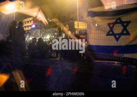 Tel Aviv, Israele. 27th Mar, 2023. I manifestanti contro la riforma giudiziaria, hanno bloccato l'autostrada Ayalon utilizzando falò in manifestazione spontanea dopo che il primo ministro Benjamin Netanyahu ha licenziato il ministro della Difesa Yoav Gallant. Credit: SOPA Images Limited/Alamy Live News Foto Stock