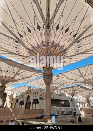 Madinah, Arabia Saudita - 25 febbraio 2023: Pellegrini musulmani in visita alla bella Moschea An-Nabawi, la moschea del Profeta che ha una grande architettura du Foto Stock