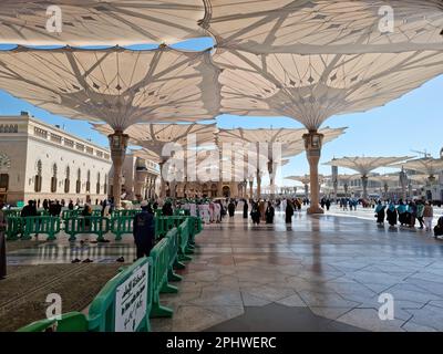 Madinah, Arabia Saudita - 25 febbraio 2023: Pellegrini musulmani in visita alla bella Moschea An-Nabawi, la moschea del Profeta che ha una grande architettura du Foto Stock