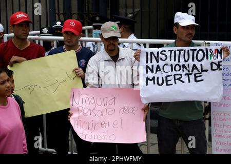 Città del Messico, Messico. 29th Mar, 2023. 29 marzo 2023, Città del Messico, Messico: Un gruppo di migranti di varie nazionalità chiede il rispetto dei loro diritti umani presso il Ministero dell'interno di Città del Messico. Il 29 marzo 2023 a Città del Messico (Foto di Luis Barron/Eyepix Group/Sipa USA). Credit: Sipa USA/Alamy Live News Foto Stock