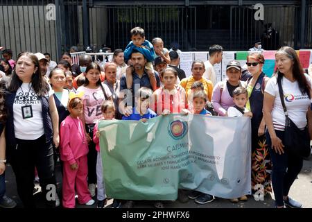 Città del Messico, Messico. 29th Mar, 2023. Un gruppo di migranti di varie nazionalità chiede il rispetto dei loro diritti umani presso il Ministero dell'interno di Città del Messico. Il 29 marzo 2023 a Città del Messico, Messico (Credit Image: © Luis Barron/eyepix via ZUMA Press Wire) SOLO PER USO EDITORIALE! Non per USO commerciale! Foto Stock