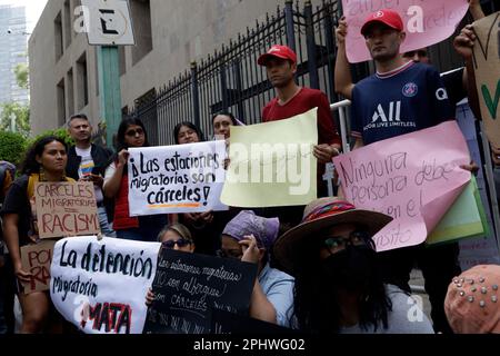 Città del Messico, Messico. 29th Mar, 2023. Un gruppo di migranti di varie nazionalità chiede il rispetto dei loro diritti umani presso il Ministero dell'interno di Città del Messico. Il 29 marzo 2023 a Città del Messico, Messico (Credit Image: © Luis Barron/eyepix via ZUMA Press Wire) SOLO PER USO EDITORIALE! Non per USO commerciale! Foto Stock