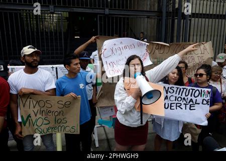 Città del Messico, Messico. 29th Mar, 2023. Un gruppo di migranti di varie nazionalità chiede il rispetto dei loro diritti umani presso il Ministero dell'interno di Città del Messico. Il 29 marzo 2023 a Città del Messico, Messico (Credit Image: © Luis Barron/eyepix via ZUMA Press Wire) SOLO PER USO EDITORIALE! Non per USO commerciale! Foto Stock