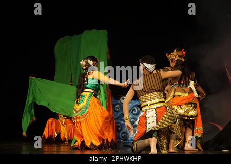 Indonesiano eseguire loh jinawi danza. Questa danza simboleggia la pace, la prosperità e la fertilità del suolo in Indonesia Foto Stock