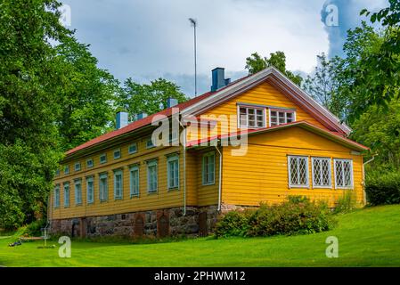 Edifici residenziali di vecchia fabbrica a Fiskars, Finlandia. Foto Stock