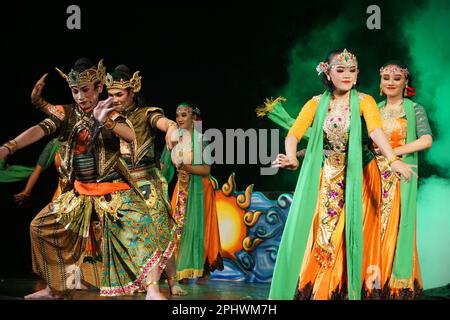 Indonesiano eseguire loh jinawi danza. Questa danza simboleggia la pace, la prosperità e la fertilità del suolo in Indonesia Foto Stock