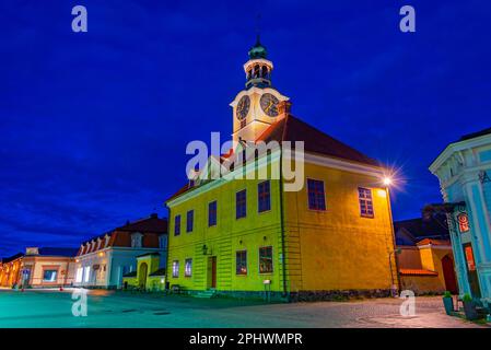 Vista al tramonto del vecchio municipio nella città finlandese Rauma. Foto Stock