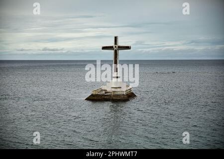 La croce del Cimitero Sunken di Camiguin nelle Filippine che si trova nel mezzo del mare. Foto Stock