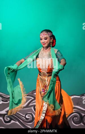 Indonesiano eseguire loh jinawi danza. Questa danza simboleggia la pace, la prosperità e la fertilità del suolo in Indonesia Foto Stock