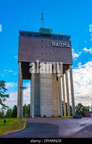 Vista della vecchia torre dell'acqua nella città finlandese di Rauma. Foto Stock