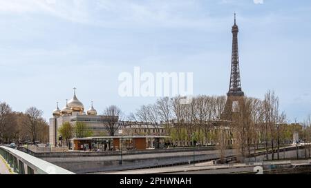 Vista in lontananza del centro spirituale e culturale ortodosso russo e della Cattedrale ortodossa della Santissima Trinità situata vicino alla Torre Eiffel di Parigi, Francia Foto Stock