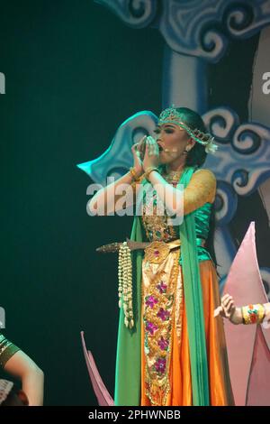 Indonesiano eseguire loh jinawi danza. Questa danza simboleggia la pace, la prosperità e la fertilità del suolo in Indonesia Foto Stock