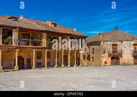 Plaza Mayor nel villaggio spagnolo di Pedraza. Foto Stock