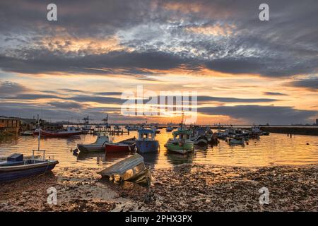 Affondare lentamente al tramonto Foto Stock