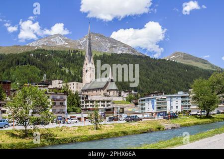 Davos Platz, Svizzera - Giugno 24. 2021: La Chiesa Riformata di San Giovanni a Davos nel cantone dei Grigioni. È la più antica chiesa a valle della DAV Foto Stock