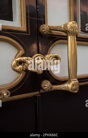 Porta handel della carrozza reale in Ballater's Old Royal Station, Ballater, Scozia. Foto Stock