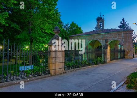 Vista notturna di un eremo di nostra Signora della solitudine nella città spagnola Soria. Foto Stock