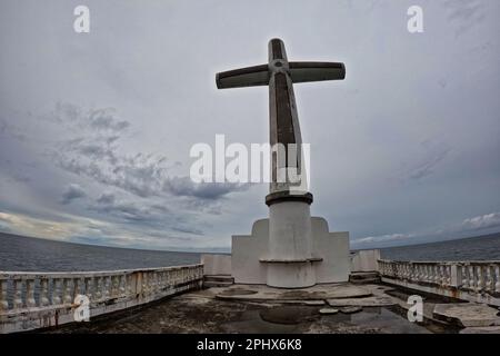 La croce del Cimitero Sunken di Camiguin nelle Filippine che si trova nel mezzo del mare. Foto Stock