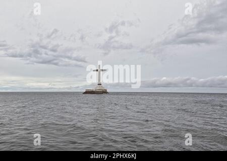 La croce del Cimitero Sunken di Camiguin nelle Filippine che si trova nel mezzo del mare. Foto Stock