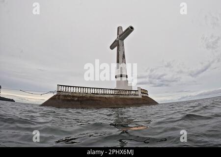 La croce del Cimitero Sunken di Camiguin nelle Filippine che si trova nel mezzo del mare. Foto Stock