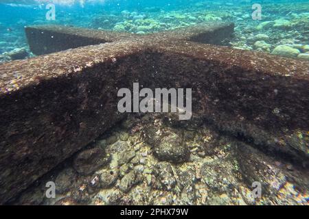 Una croce affondata da vicino al cimitero affondato di Camiguin nelle Filippine. Foto Stock