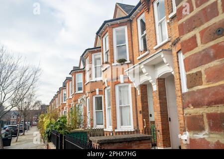 Londra - Gennaio 2023: Strada residenziale a North Kensington, W10 vicino alla stazione della metropolitana di Latimer Road Foto Stock