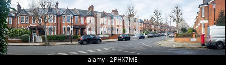 Londra - Gennaio 2023: Strada residenziale a North Kensington, W10 vicino alla stazione della metropolitana di Latimer Road Foto Stock